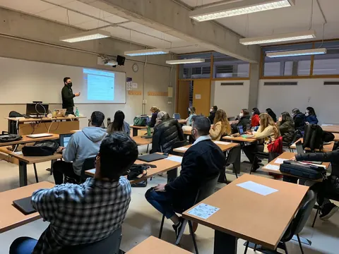 Juan Francisco Rodríguez impartiendo una clase de SEO en el posgrado de Marketing Digital y Community Management de la UIB